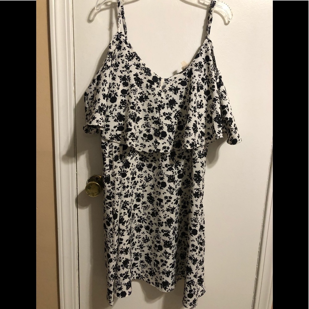 Cute summer dress! Black and white flower print.